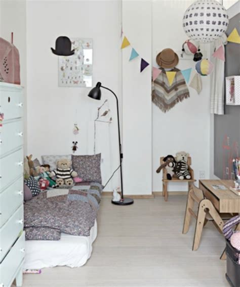 Gambar di atas bisa kamu jadikan inspirasi dalam membuat kamar idaman, perpaduan warna ruangan dan imutnya warna kasur bisa membuat kamu betah tidur hehehe. Desain Kamar Tidur tanpa Ranjang | ARSITEK INDO KONTRAKTOR