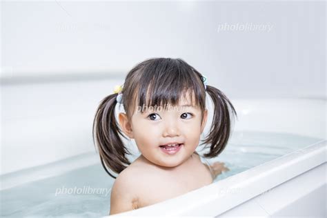 1人お風呂に入るカメラ目線の幼い女の子のアップ 写真素材 5814795 フォトライブラリー photolibrary