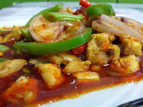 The fried shallots brings up a whole balance of the sam. Kitchen Mak Tok (Sajian Dapur Bonda): Ayam Paprik Ala Thai