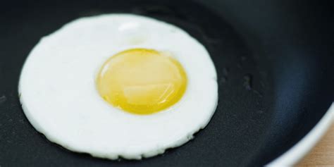 This Hack For The Perfectly Shaped Fried Eggs Just Changed Breakfast