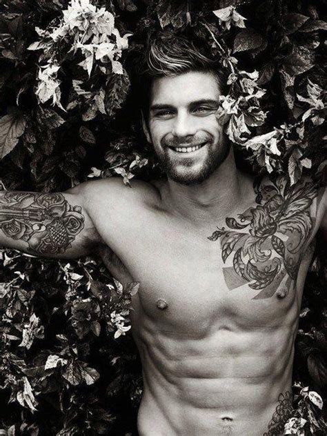 Du tattoo discret qui exprimera ce que vous avez sur le cœur, ou de la pièce aux grandes dimensions qui. Tatouage homme fleur: 15 dessins de tatouage homme fleur 2020