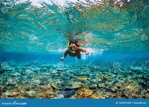 Mujer Joven Nadando Bajo El Agua Snorkeling En El Mar Tropical Foto De
