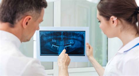 Odontologos Revisando Radiografia Dental Mis Dominicana Implantes