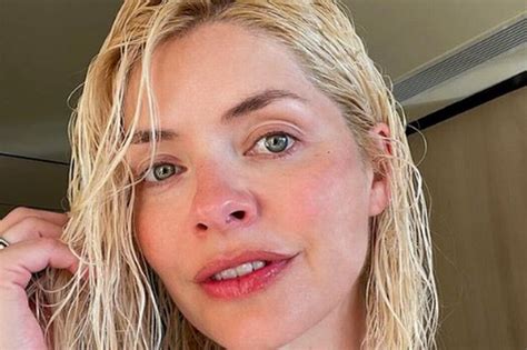 Holly Willoughby Shares Natural Make Up Free Selfie Sending Fans Wild
