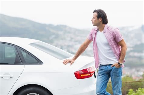 Hombre Parado Al Lado De Su Auto Foto Premium