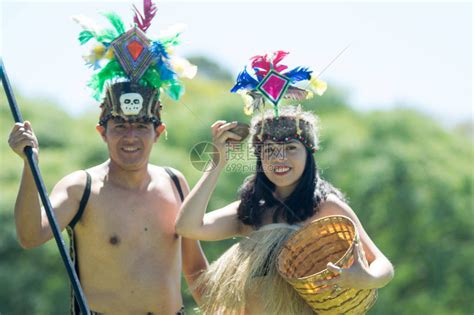 穿着传统的秘鲁服装和舞蹈的部落夫妇高清图片下载 正版图片505274325 摄图网