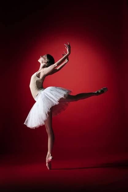 Jeune Danseuse De Ballet Gracieuse Ou Ballerine Classique Dansant Au