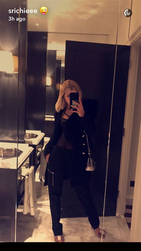 pin by 👑 on olivia holt mirror selfie olivia holt selfie