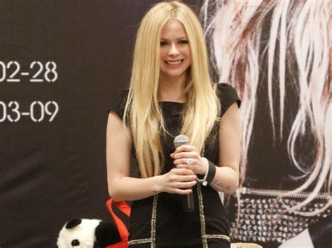 Avril Lavigne Confirms Illness You