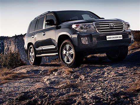 The 2011 land cruiser is toyota's most luxurious offering, as one would expect from such a high price tag. TOYOTA Land Cruiser 200 / V8 specs & photos - 2011, 2012, 2013, 2014, 2015 - autoevolution