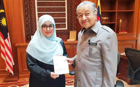 She is the deputy minister of tourism and culture and chairlady of the woman's youth (puteri) of united malays national organisation. Bila ahli politik bercakap 'antara syurga dan neraka ...