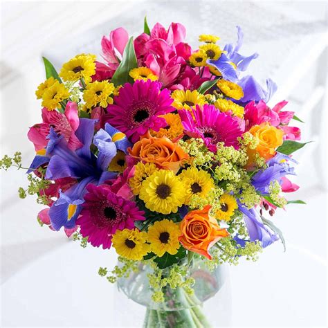 Facendoti i migliori auguri per il tuoi (18) anni, ti questo fiore è per festeggiare con gioia il bocciolo più profumato del mondo. Vibrant Summer | FlyingFlowers.co.uk