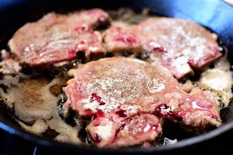 Spread the sour cream mixture on top of the chicken. Smothered Pork Chops by Ree (The Pioneer Woman Cooks ...