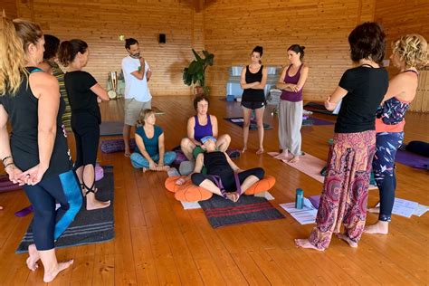 Puja Yoga Formación De Yoga Restaurativo Para Profesores De Yoga Y