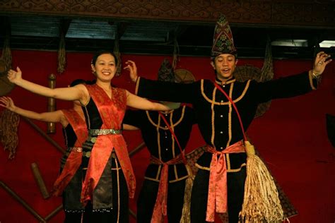 Kadazan dusun traditional pakaian tradisional kaum baju sabah papar tradisi masyarakat costume kadazandusun attire etnik malaysia sarawak bajau souva dan. Tarian Etnik Sarawak