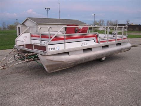 20 Foot Sylvan Pontoon Boat Party Barge With Center Lift Style Trailer