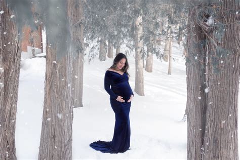 Winter Maternity Photography In Snow In 2020 Maternity Photography