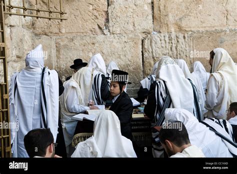 Los Hombres Judíos Ortodoxos Orando Por El Muro De Los Lamentos En La Hot Sex Picture