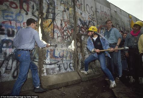 Photojournalist Tom Stoddart Revisits The Berlin Wall Daily Mail Online
