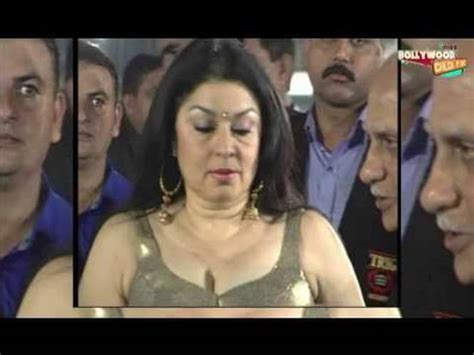 Hot Aunty Saree Slips Kiran Juneja Wardrobe Malfunction At Filmfare