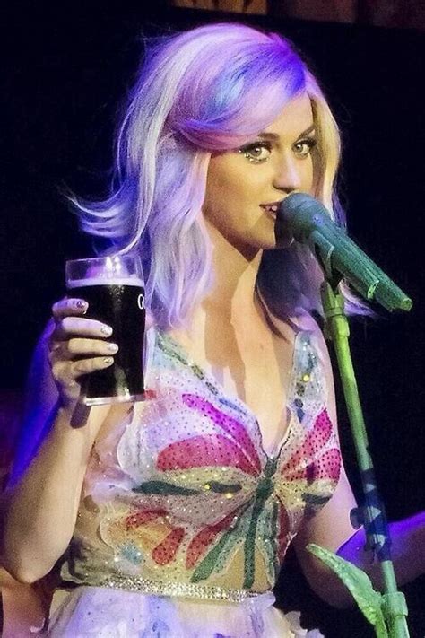 Katy Perry Prismatic World Tour Purple Hair Streaks Light Purple Hair Hair Color Purple Katy