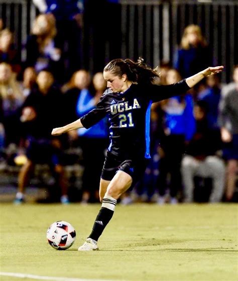 Jessie alexandra fleming (born march 11, 1998) is a canadian professional soccer player who plays as. Jessie Fleming #21, UCLA in 2020 | Soccer, Ucla, Running