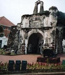 Inilah benteng peninggalan portugis yang dibangun 5 abad silam.lokasi benteng a fomosa berada di tengah kota sehingga sangat mudah. nadzri: kubu A Famosa yang Famous....