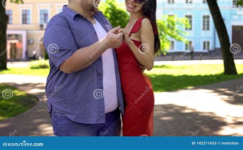 hombre gordo y baile femenino delgado en el parque fecha romántica belleza interna en