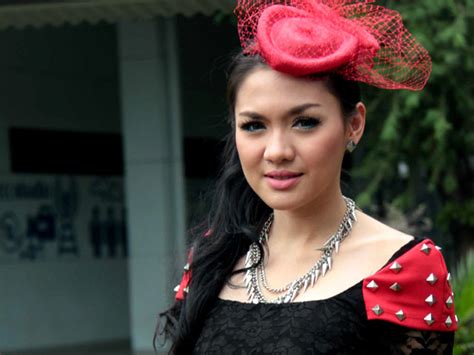 Ada sederetan nama artis yang menurut saya pantas untuk di katakan cantik dan berprofesi sebagai artis yang akan masuk dalam. 7 Artis Tercantik di Indonesia Tahun 2012 | Inspirasi dan ...