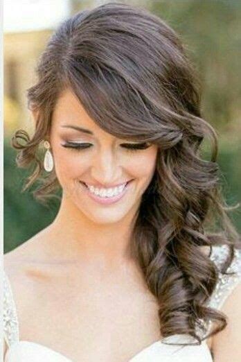 Cute Off To The Side Hairstyle Medium Hair Styles