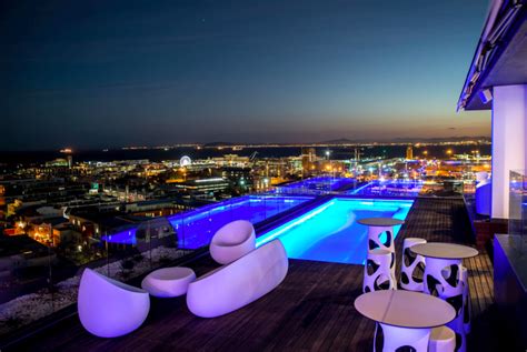 Vue rooftop offers guests a new rooftop bar experience unique to iowa city, iowa. 12 Rooftop Bars With a Stunning Cape Town View