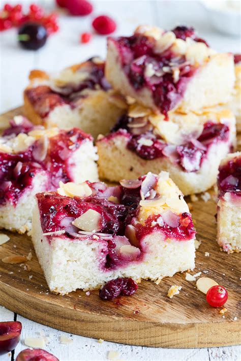 Kurz vor ende der zeit mit einem hölzernen stäbchen kontrollieren, ob der kuchen durchgebacken ist: Rote Grütze Butter-Zucker Kuchen | Meine Kuechenschlacht
