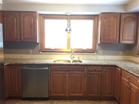 If you're not ready for a full remodel or if painting your cabinets isn't an option, then you'll love my ideas for working with what you have to create a modern kitchen with oak cabinets. Decorate Kitchen With Tile And Oak Cabinets Slate Floor ...
