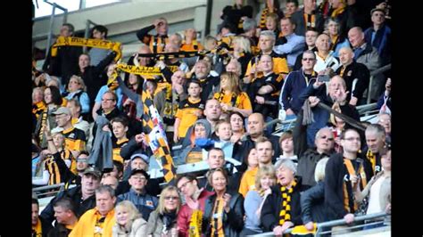Казалось бы, при чём здесь велосипед? Hull City fans celebrate Premier League promotion at KC ...