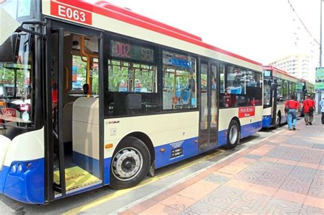 As of 2011, rapid kl service brands unit of rapid bus, has operates 167 routes with 1400 buses covering 980 residential areas with a ridership of about 400,000 per day. Rapid KL Provides Feeder Busses For F1 Petronas Malaysia ...