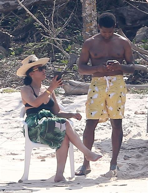 Usher Hits The Beach On Holiday With Wife Daily Mail Online