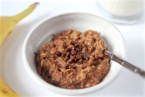 Chocolate protein powder oatmeal is a healthy breakfast recipe! Chocolate breakfast oatmeal - Family Food on the Table