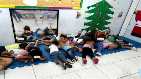 Imagens mostram crianças deitadas em creche durante operação na Maré