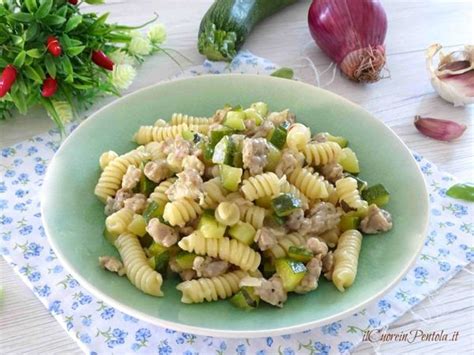 Pasta con salsiccia in bianco senza panna. Pasta con salsiccia e zucchine - Ricetta Il Cuore in Pentola