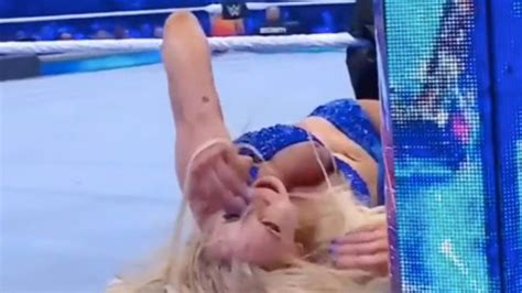 Charlotte Flair Wardrobe Malfunction Wwe Wrestlemania Charlotte Flair Ronda Rosuey Suffered M