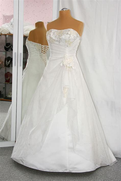 Ein kleid ist das wohl femininste kleidungsstück im kleiderschrank. NEU Hochzeitskleid Brautkleid 34 / 36 / 38 | Nazzals ...