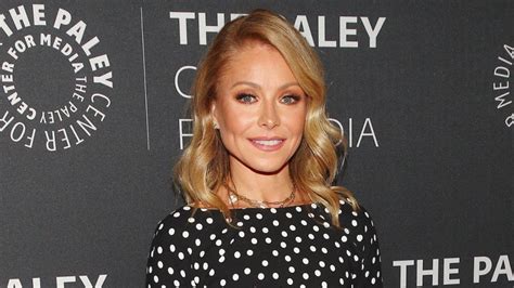 It is not surprising that kelly ripa would want to hide such aging signs. Kelly Ripa Cut Her Own Hair With Kitchen Scissors While in ...