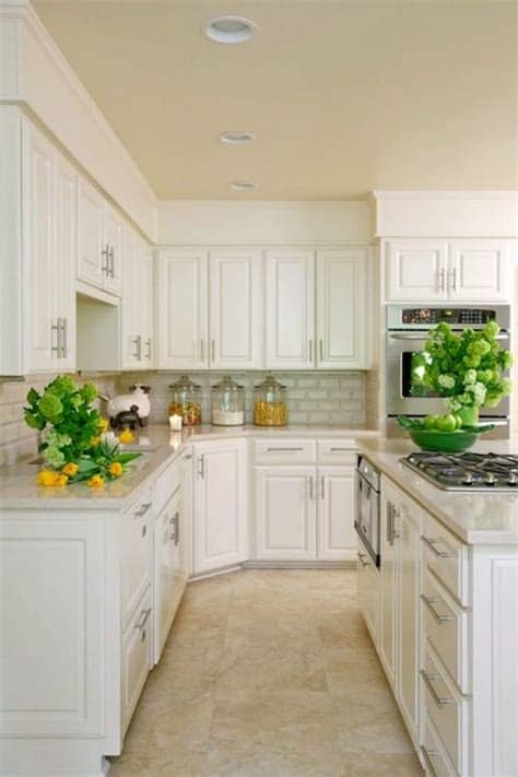This kitchen design shows that the black and white color scheme works for any design scheme, from traditional to modern. 80+ Cool Kitchen Cabinet Paint Color Ideas