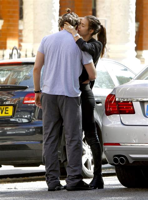 Bradley Cooper And Irina Shayk Kissing In London Popsugar Celebrity