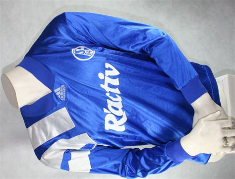 V.), kurz fc schalke oder s04, ist ein 1904 im gelsenkirchener stadtteil schalke gegründeter sportverein. Adidas FC Schalke 04 Trikot 1991/92 Heim königsblau Ractiv ...