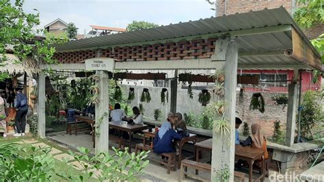 Kafe Unik yang Asri Ini Ada di Dalam Rumah Kos