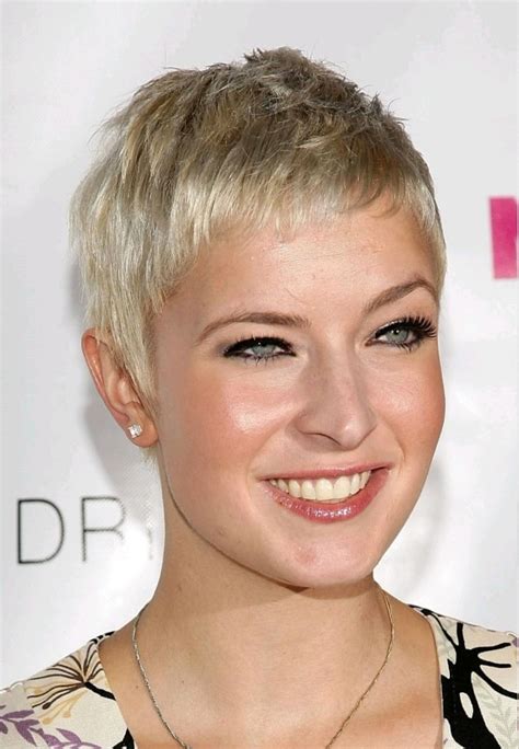 55 Beautiful Short Hairstyles For Fat Faces And Double Chins To Copy