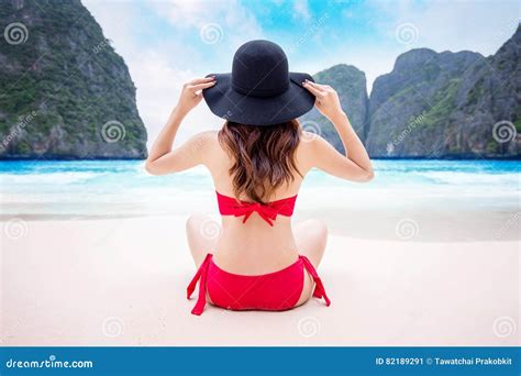 Junge Frau Im Bikini Der Auf Dem Strand Sitzt Stockbild Bild Von