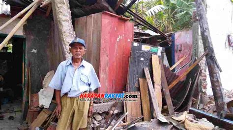 Antara kesan kemiskinan yang amat ternampak adalah masalah pengemis. Faktor Kemiskinan, Seorang Kakek di Ciamis Tinggal di ...