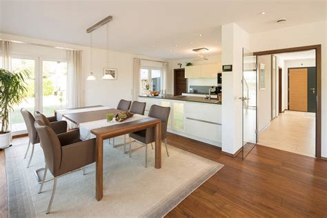 Stadtvilla mit wellnessflair – offener wohnraum: esszimmer mit